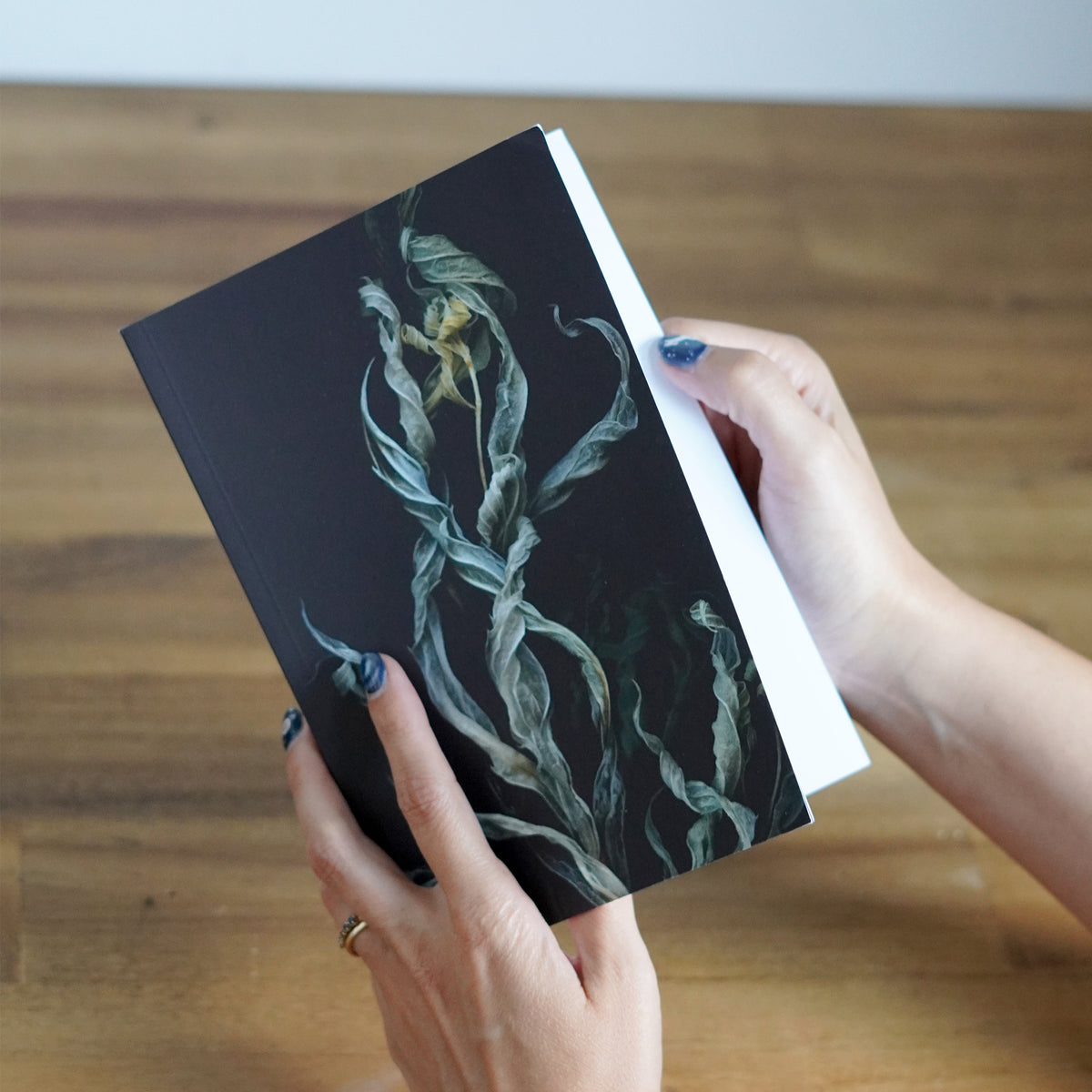 Velvet Botanica Journal - La Fantôme